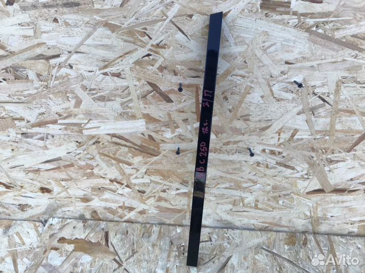 Стойка стекла двери задняя правая Mercedes-Benz C