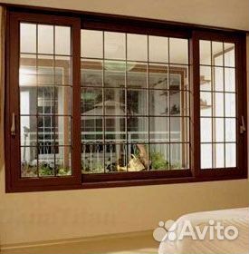 Коричневое пластиковое окно