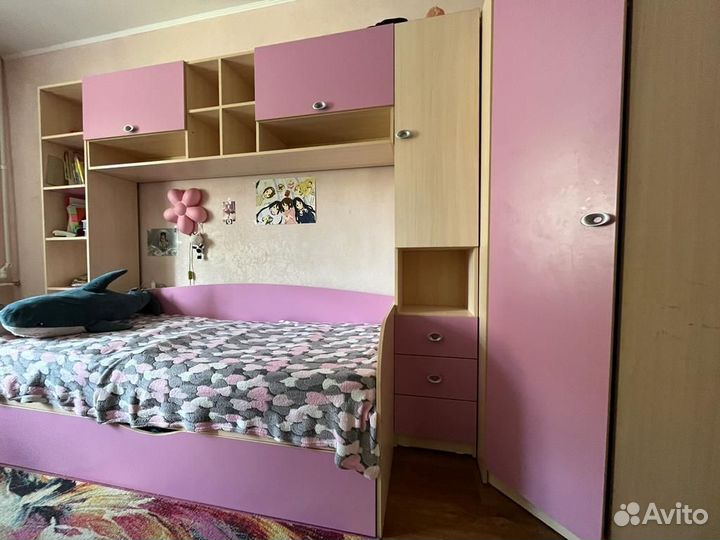 Компьютерный стол шкафы и кровать для девочки