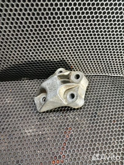 Передний кронштейн двигателя Opel Vectra B