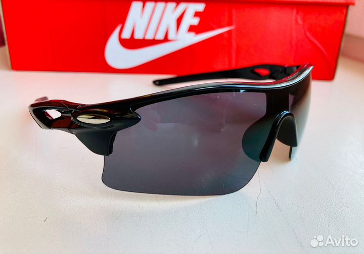 Чёрные спортивные солнцезащитные очки