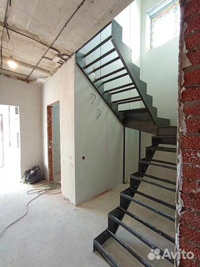 Правильный металлокаркас лестницы в Амзе