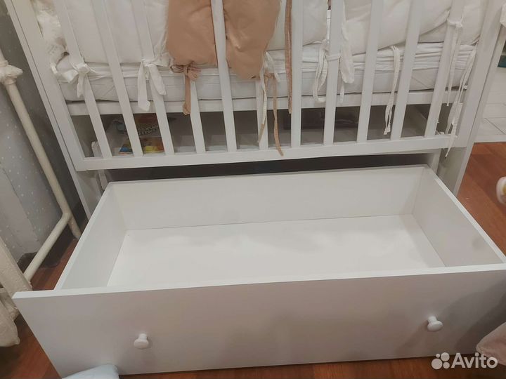 Детская кроватка с маятником и ящиком