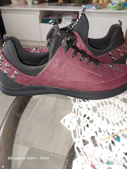 Кроссовки женские