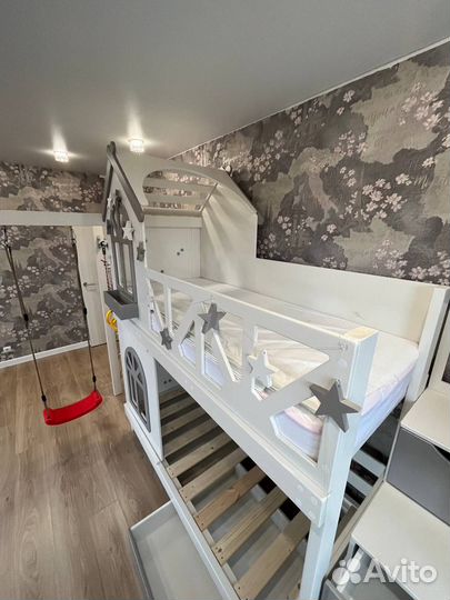 Двухярусная кровать домик со шведской стенкой б/у
