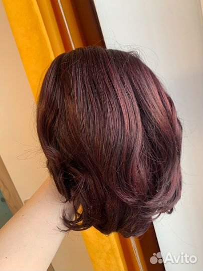 Бордовый парик каре