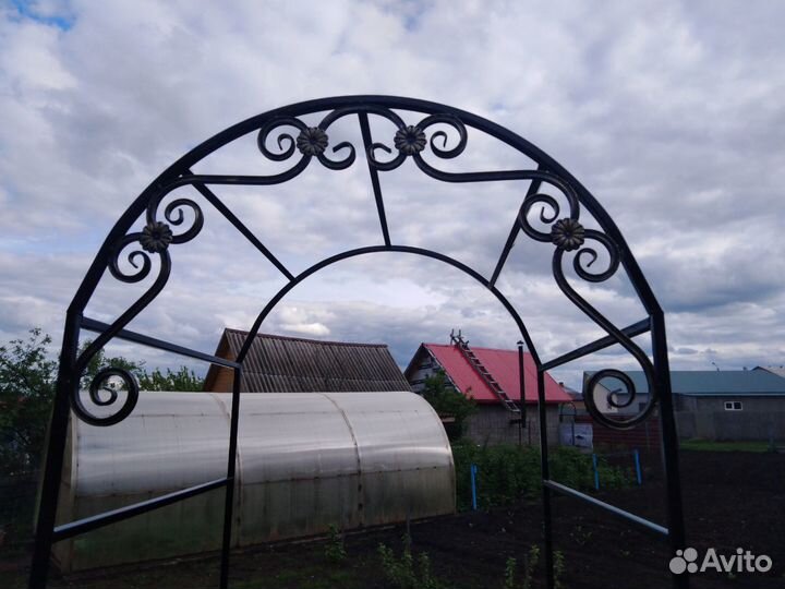 Кованная цветочная арка для сада