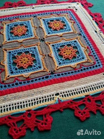 Салфетка, вязаная крючком, оформлена в багет