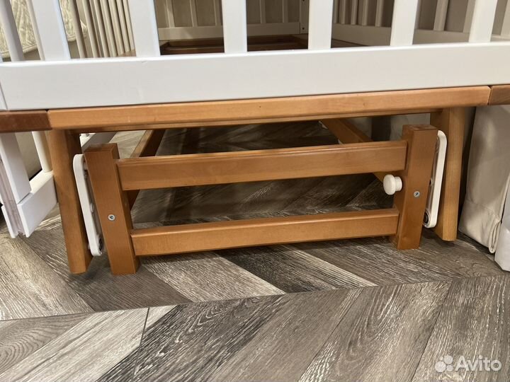 Детская кроватка с маятником