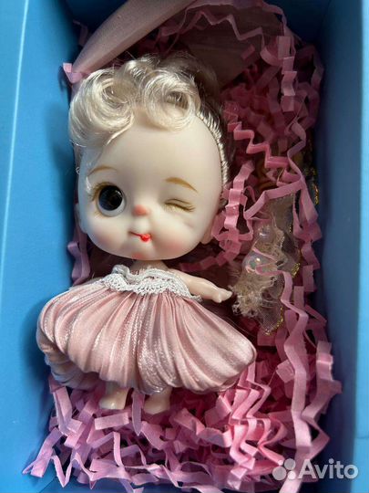 Новая миниатюрная кукла на шарнирах,подмигивающая