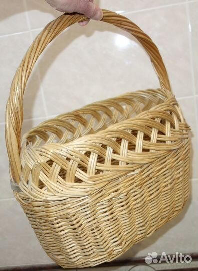 Винтажная плетёная корзина