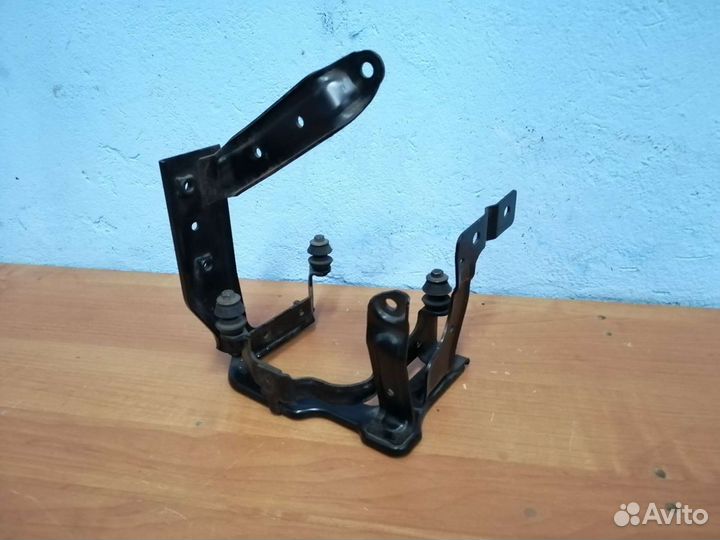 Кронштейн насоса гидроусилителя Ford Focus