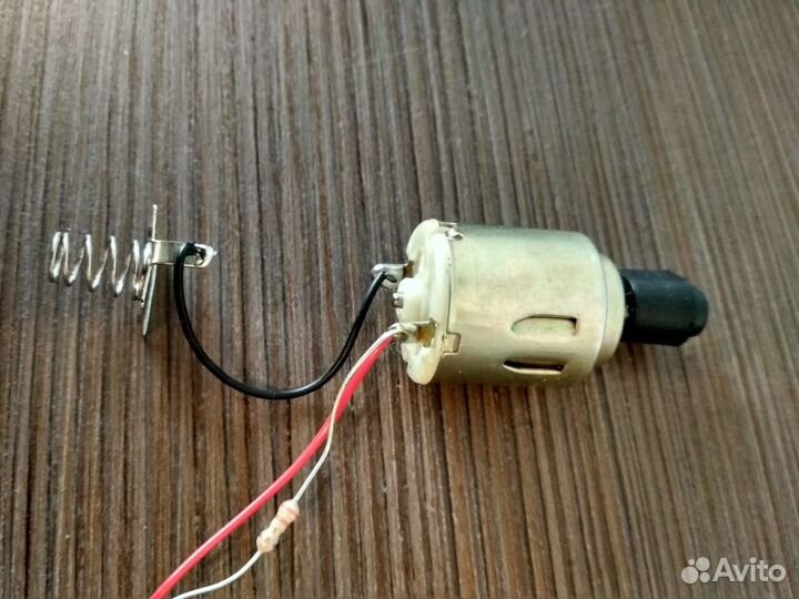 Моторчик с переключателем и с клемами для батареек