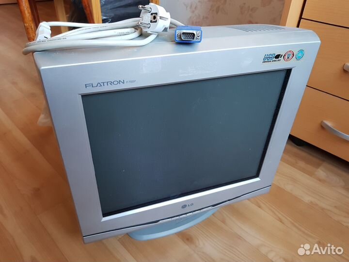 Монитор LG Flatron F700P