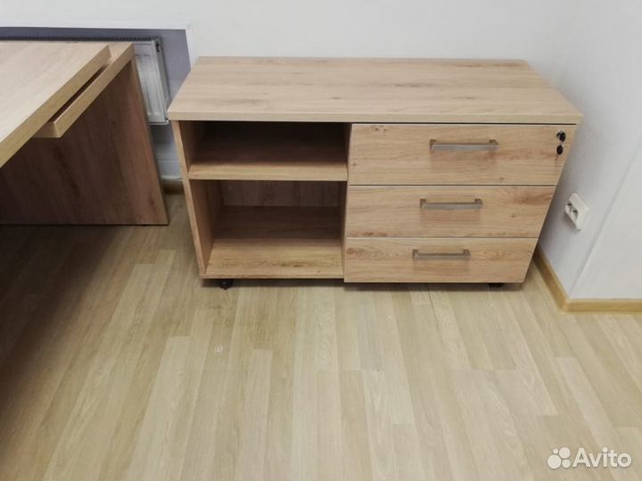 Стол руководителя с тумбой.В наличии
