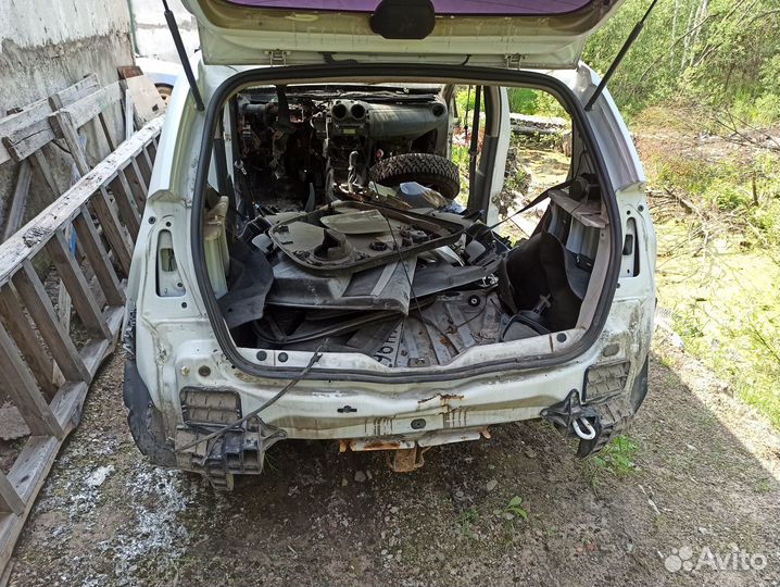 Задняя часть renault sandero 2013г