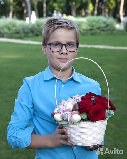 Корзина с живыми цветами и клубникой в шоколаде