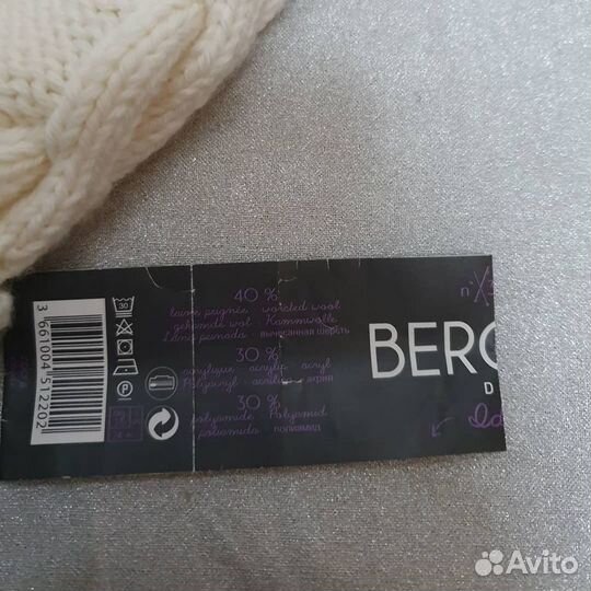 Белая шапка с помпоном