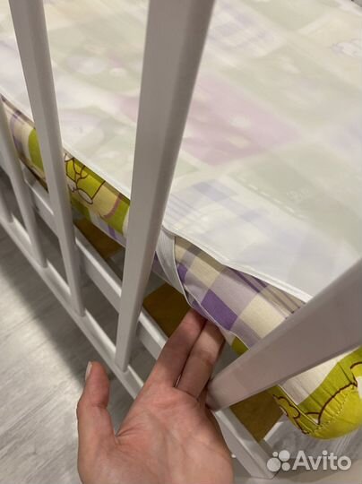 Кроватка детская с маятником и матрасом