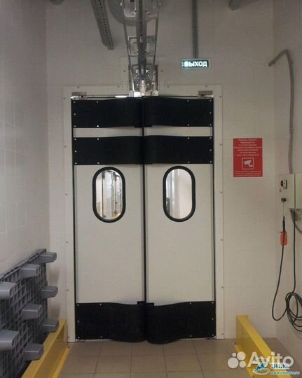 Двери в ресторан бар