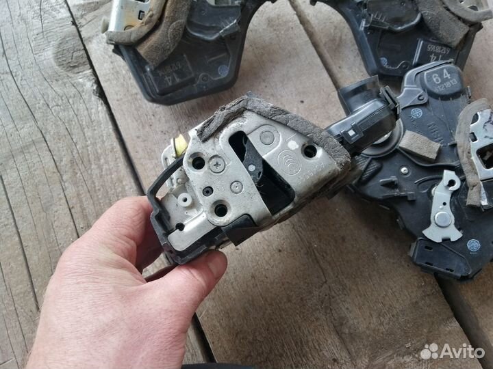 Замок двери Toyota Land Cruiser Prado 120