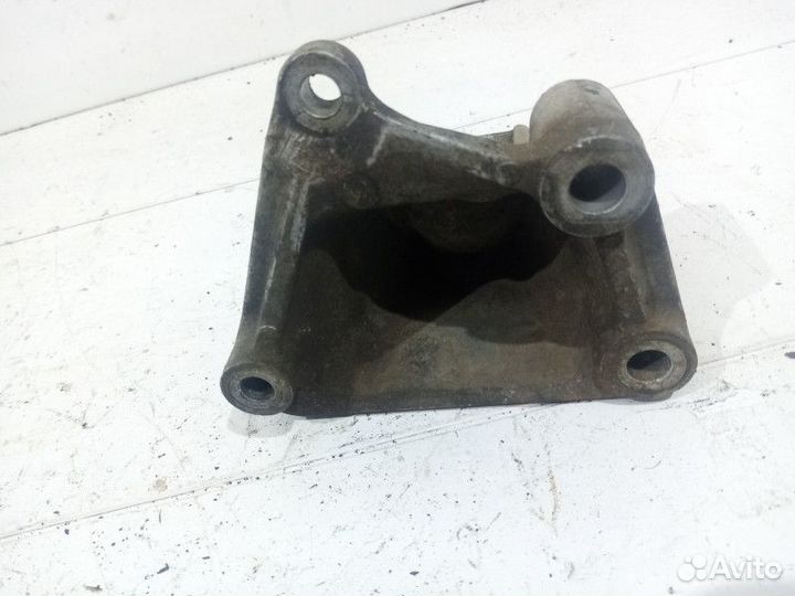 Кронштейн опоры двигателя Mitsubishi Pajero 4