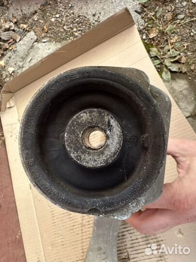 Продам нижний левый рычаг от Ауди Q7(оригинал)