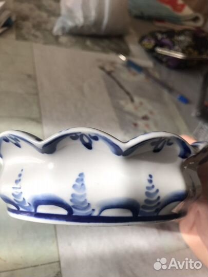 Гжель. Фигурка рыбы с маленькими рыбками