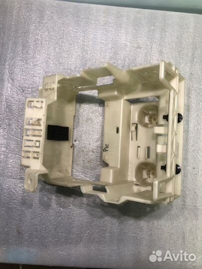 Кронштейн блока предохранителей Citroen C4 picasso