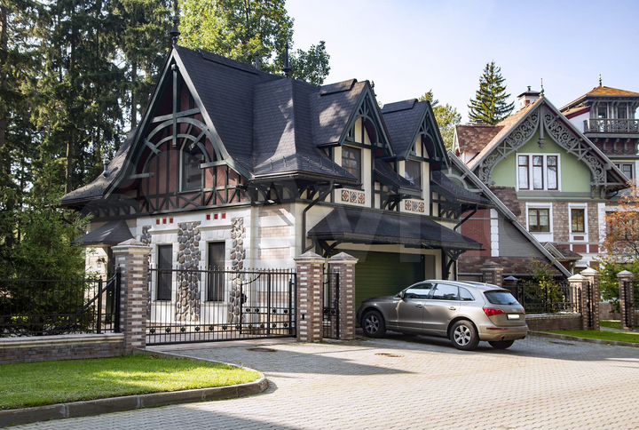 Дом 700 м² на участке 27 сот.