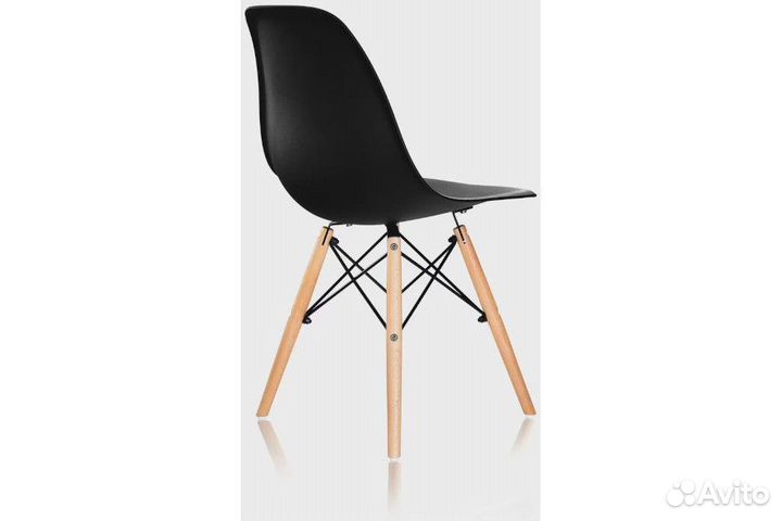 Стул чёрный для офиса в стиле eames