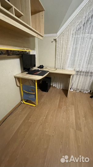 Письменный стол, кровать, тумба, навесная полка