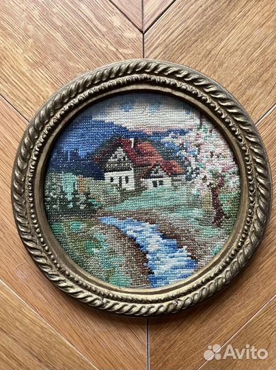 Антикварная вышивка в рамке