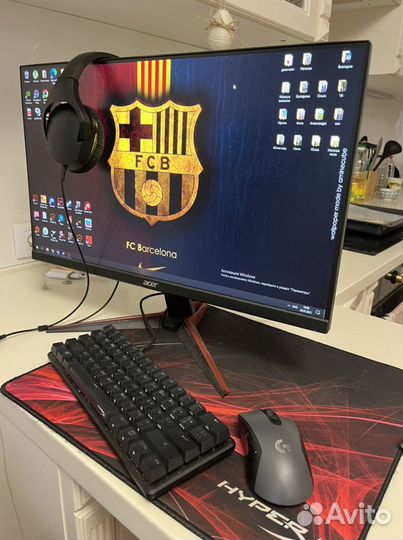 Игровой компьютер с монитором и клавиатурой