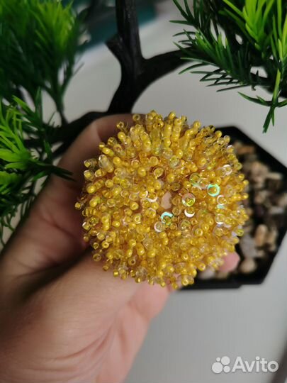 Брошь ручной работы из бисера Одуванчик