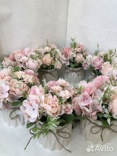 Искусственные цветы в кашпо