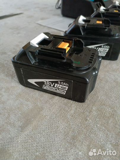 Зарядное устройство + 5 аккумуляторов 18v Makita