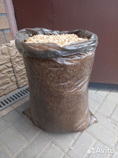 Сухие опилки в мешках