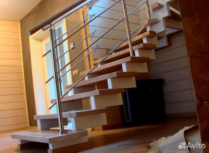 Лестница с забежными ступенями в коттедж