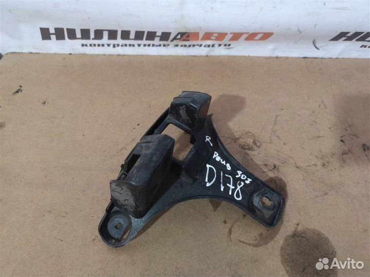 Кронштейн заднего бампера правый Peugeot 307 1.6