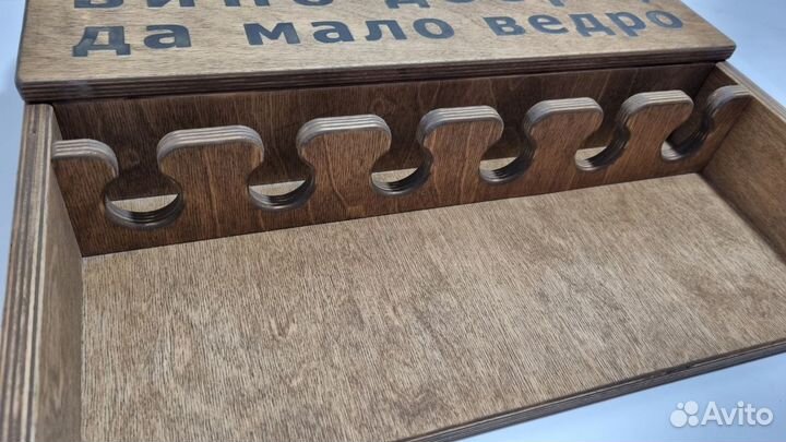 Полка для винных бутылок и бокалов