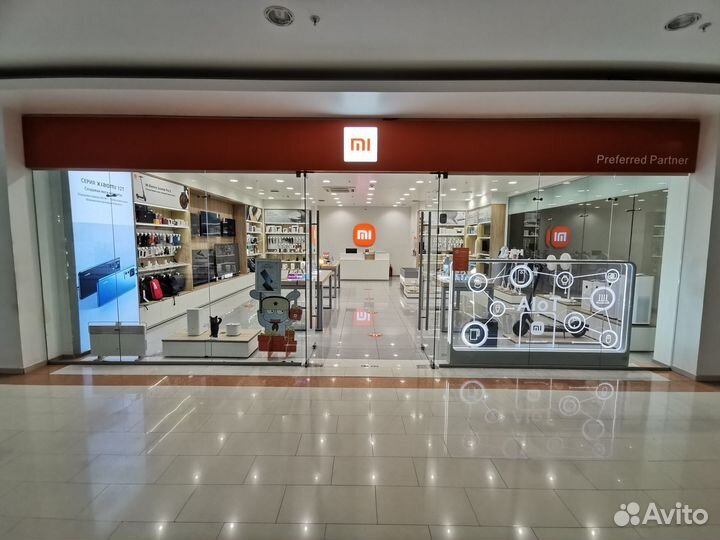 Продавец-консультант фирменного магазина Xiaomi