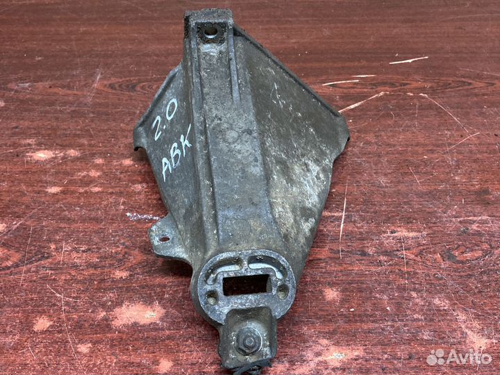 Правый кронштейн двигателя ауди 100 С4