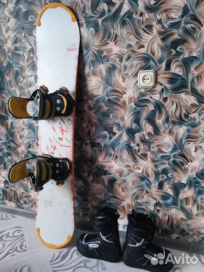 Сноуборд с креплением и ботинки