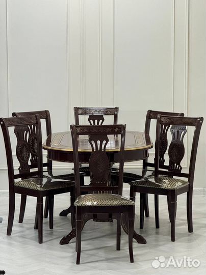 Стол обеденный. В наличии