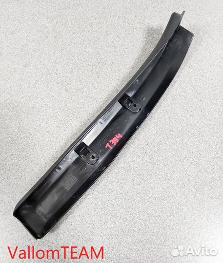 Лот T394 Накладка крышки багажника правая VW Touar