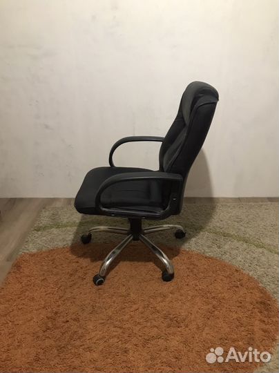 Офисное кожаное кресло