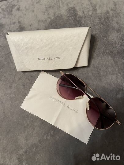 Солнцезащитные очки Michael Kors