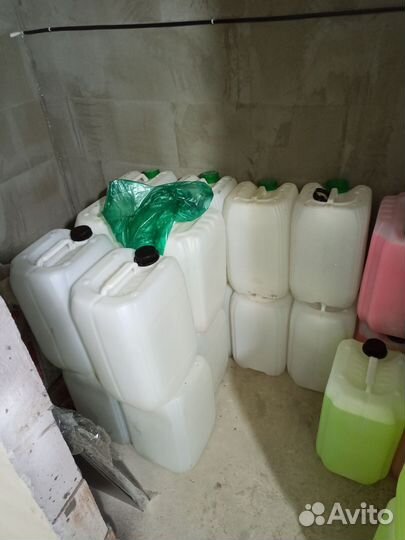 Канистры пластиковые 20 литров