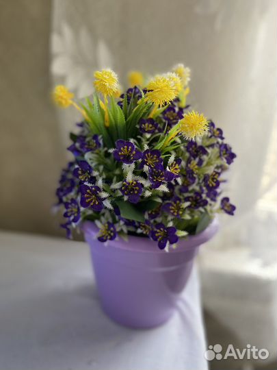 Композиция из искусственных цветов